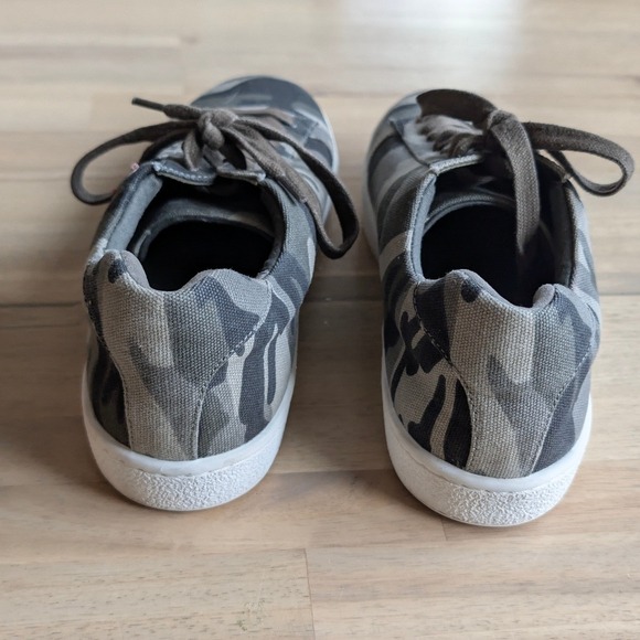 Johnny Was Camouflage Butterfly Sneakers Women Size 8 Casual Fashion - Picture 6 of 10